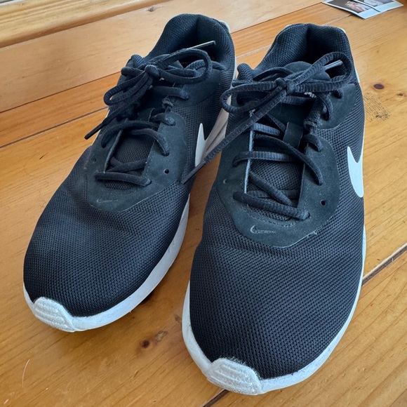 Nike Black and White Men's Sneakers - Picture 2 of 5